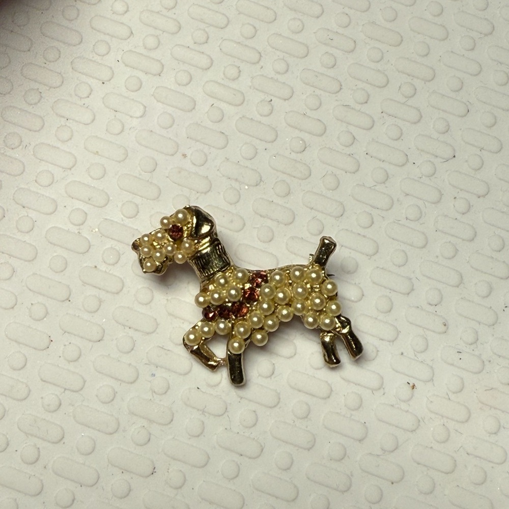 76.)Elegant figurine brooch